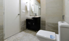 Deluxe-Bathroom2